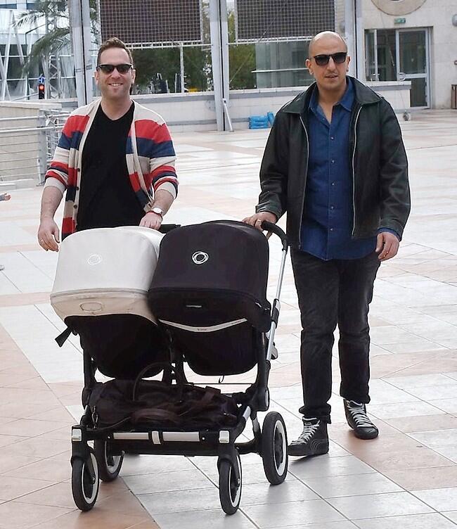 כבר הורים מנוסים. אוהד חיטמן ורן הרוש עם התאומים אווה וברי