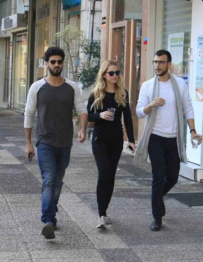 אתם ממש נראים כאילו יצאתם מסרט. אסי עזר, רותם סלע ואביב אלוש