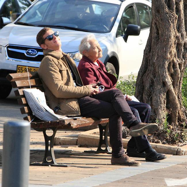 אין, היא כמו סבתא שלי. עפר שכטר וידידה