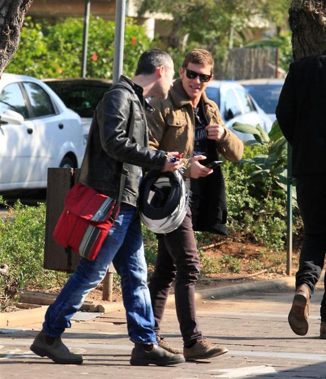 תגיד, אחי מה הקטע עם הסבתא?