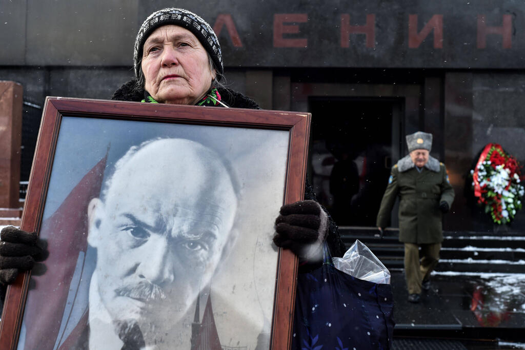 Россиянка с портретом В.И. Ленина