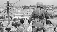 חיילים משקיפים על העיר העתיקה בירושלים     