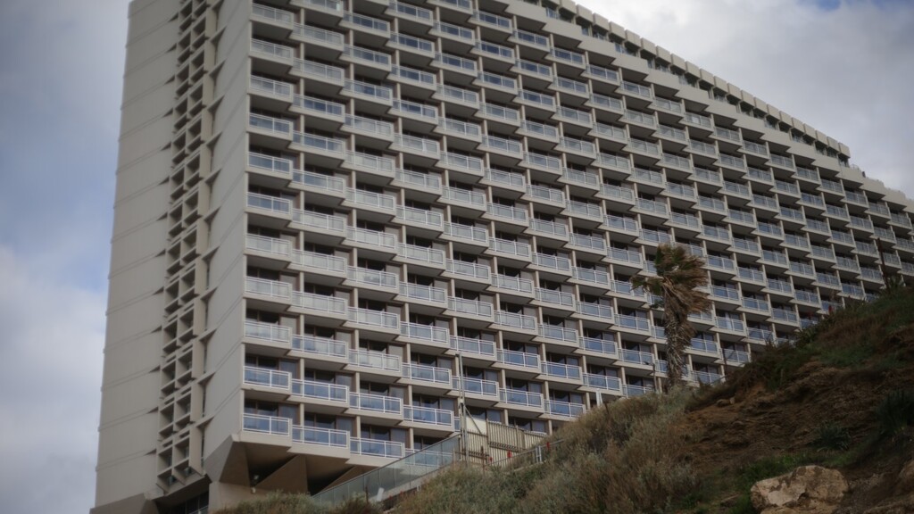 Устаревший дизайн здания Hilton. (Фото: Ярон Бреннер) Устаревший дизайн здания Hilton.