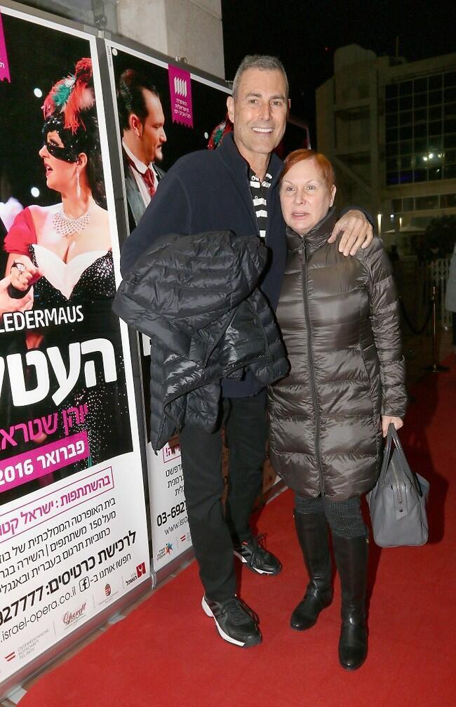 יש עלייך כפית? אורי גלר ואשתו