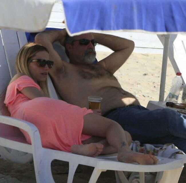 לפחות מישהו במשפחה משתזף. סלע ואבא שלה