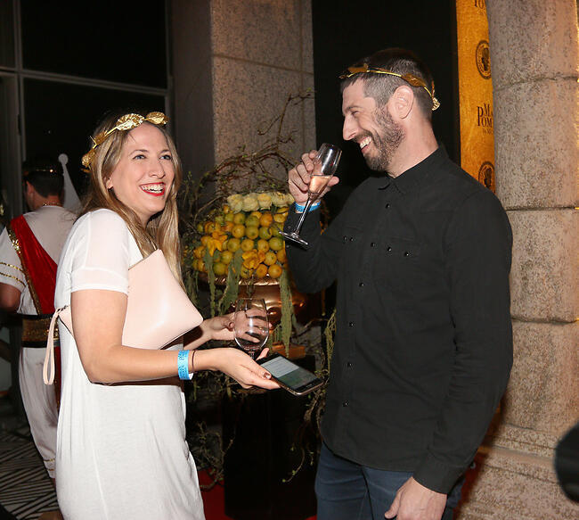 אנחנו לא מפריעים נכון? חיים אתגר ובת הזוג ענבל הרצברג