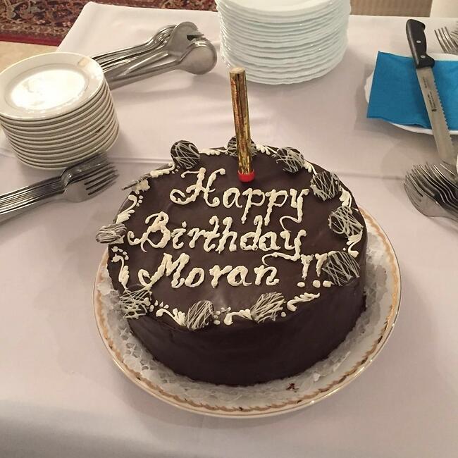 עוגת היום הולדת. מזל טוב מורן!