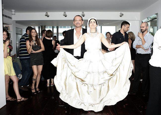 שמלת החתונה הדרמטית שעיצב אלבר אלבז לאלקבץ בשנת 2010