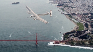 המטוס הסולארי מעל גשר הזהב בסן פרנסיסקו