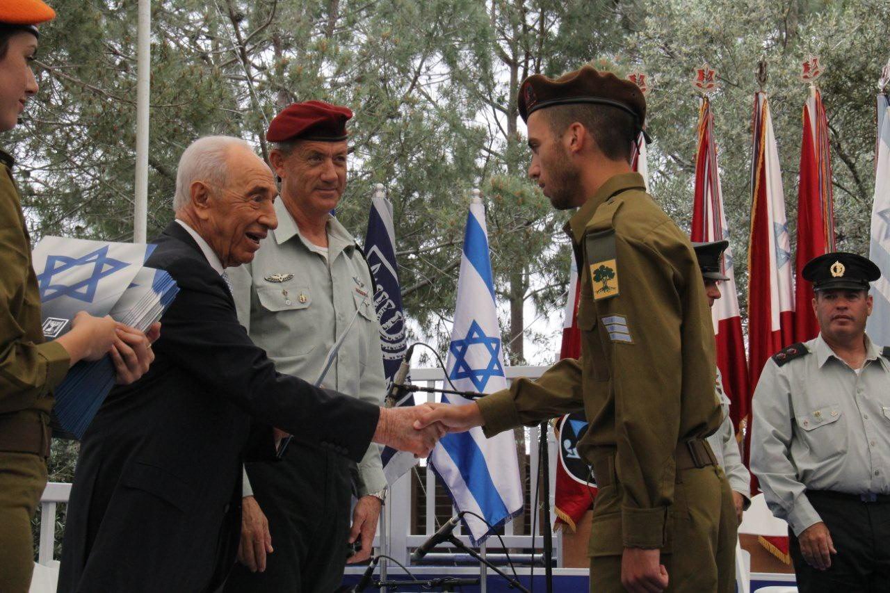 Oron Shaul receives a honor from President Shimon Peres and IDF Chief of Staff Benny Gantz in 2014, shortly before the war that claimed his life 
