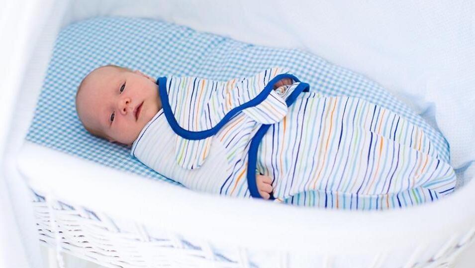 Кровать должна быть без подушек и игрушек (Фото: shutterstock) Кровать должна быть без подушек и игрушек