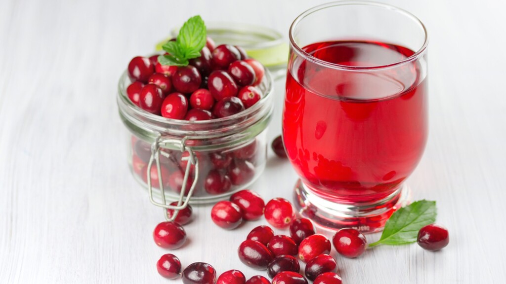 Клюква и клюквенный сок (Фото: shutterstock) Клюква и клюквенный сок