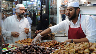 מוכרים תמרים לרמדאן בג'דה, סעודיה. "אין דבר גרוע יותר לשבור איתו את הצום מאשר תמר ציוני"