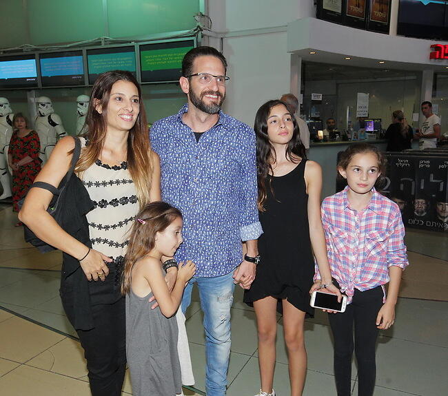 הצגה לכל המשפחה. גורי אלפי והבנות