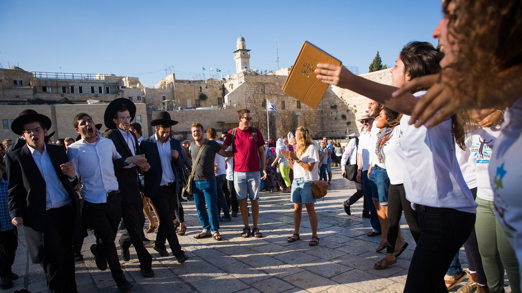 A confrontation in the Western Wall between Ultra-Orthodox youths and Reformist youths 