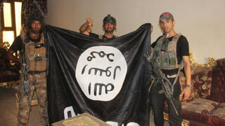חיילים מצבא עיראק מסירים את דגל דאעש אחרי ששחררו מידיו את פלוג'ה, לפני 3 שנים
