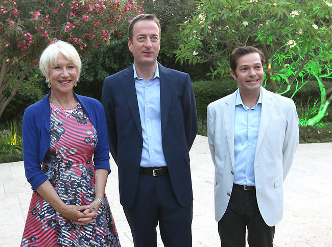 רק המלכה חסרה כאן. מירן עם  שגריר בריטניה בישראל דיוויד קוורי ובן זוגו אלדו אנריקז