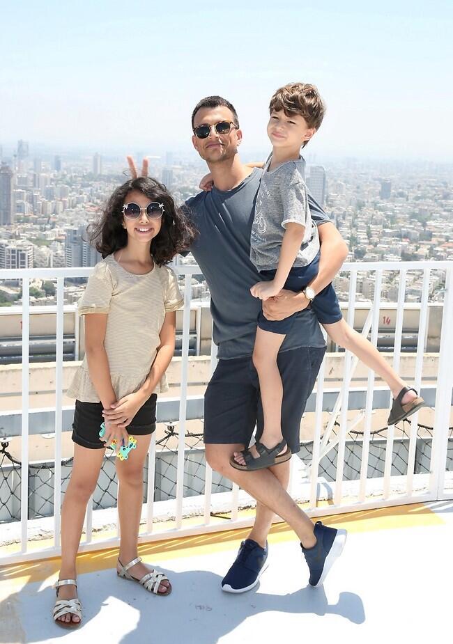 על גג העולם. אסי עזר והאחיינים