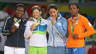 אניקה ואן אמדן (מימין) ליד ג'רבי