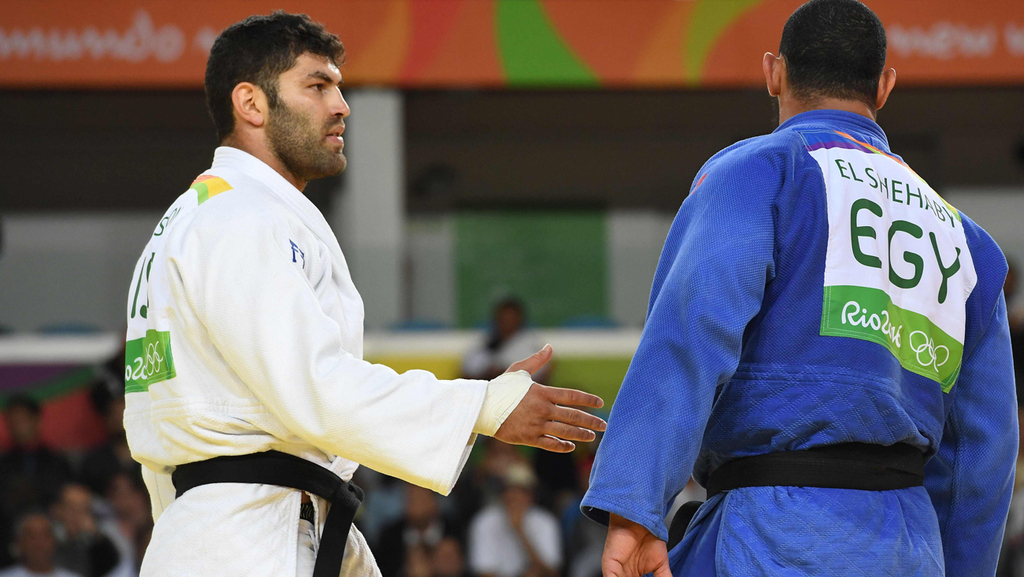 Egyptian judoka Islam El Shahaby, right, refuses to shake the hand of Israeli judoka Ori Sasson in 2016 