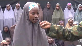 הנערות החטופות, מכוסות בבגדים איסלאמיים, בסרטון מחריד שפרסם "בוקו חראם" אחרי החטיפה. חלקן הגדול טרם שבו