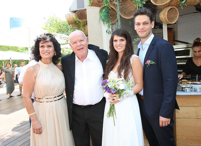 הזוג המאושר עם הורי הכלה. אסנת ושלמה וישינסקי עם בתם דנה והחתן דניאל שוהם