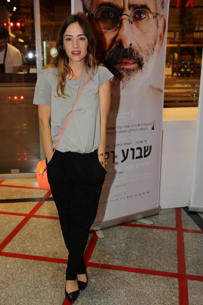 לא אמרו לך שזה לא מנומס להיות עם ידיים בכיסים? נלי תגר