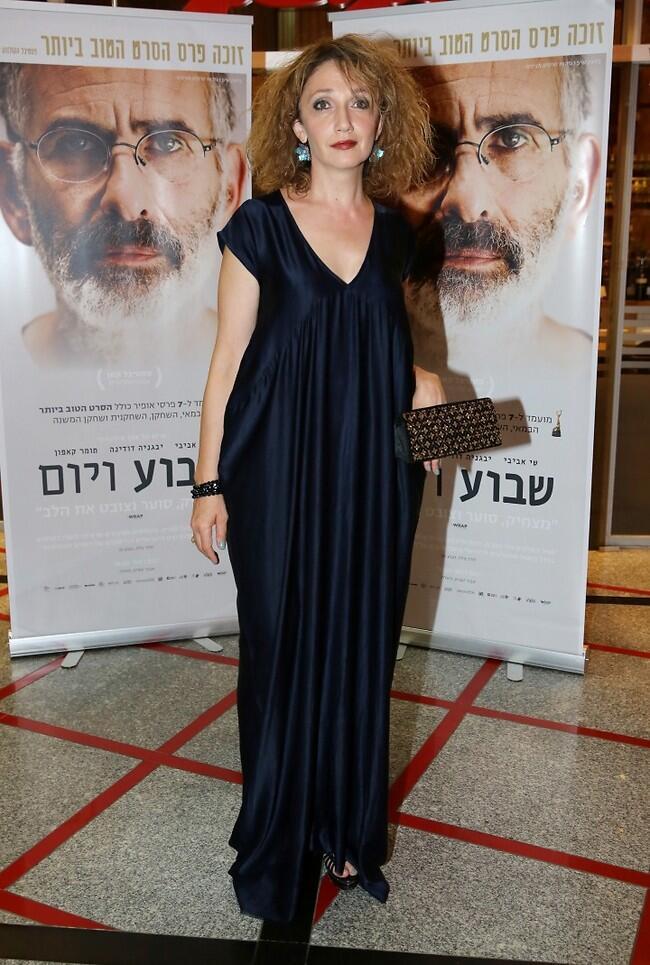 אין כמו שמלה עם נוכחות. יבגניה דודינה