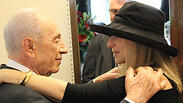 נשיא המדינה שמעון פרס עם ברברה סטרייסנד יום הולדת 90
