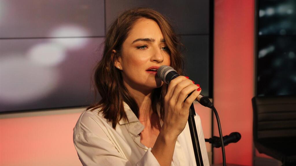 Аня Букштейн выступает в студии Ynet 
