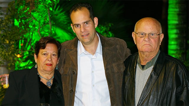 Асаф Кац (в центре) с матерю Рахеле и отцом Зеэвом. Фото: семейный архив