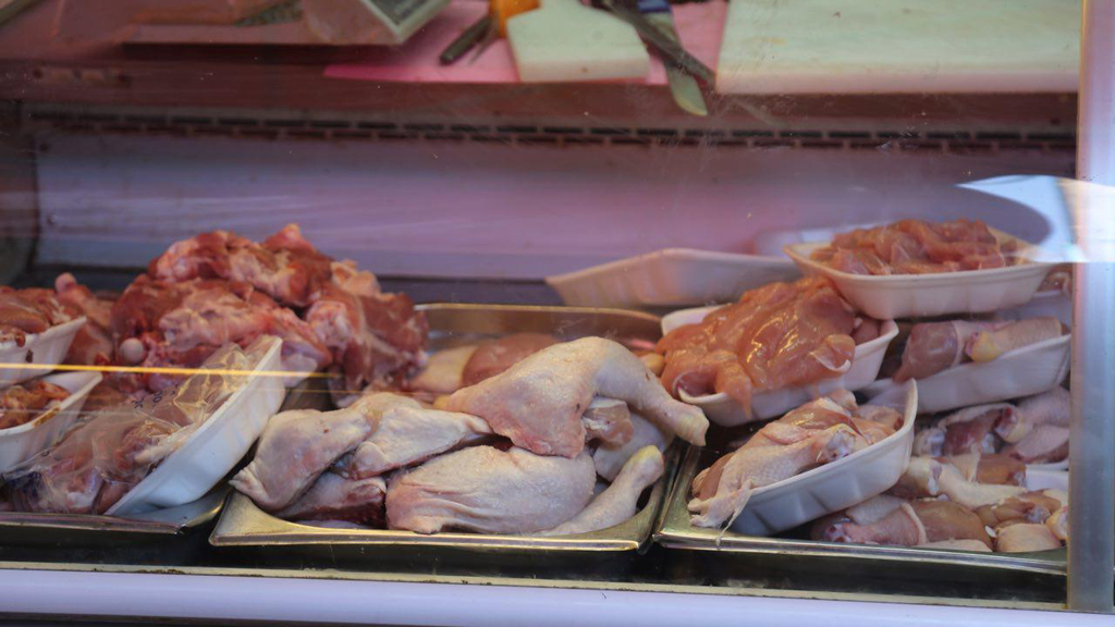 Свежее куриное мясо в магазине 