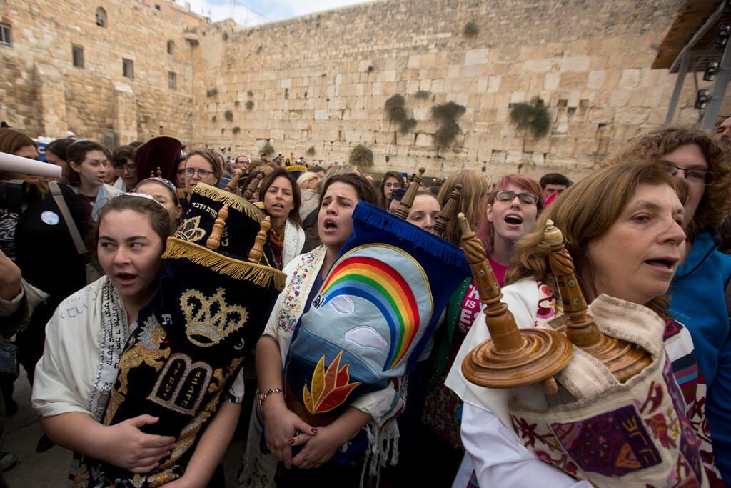Reform female rabbis holding Torah scrolls at the Western Wall (Photo: AP) Reform female rabbis holding Torah scrolls at the Western Wall