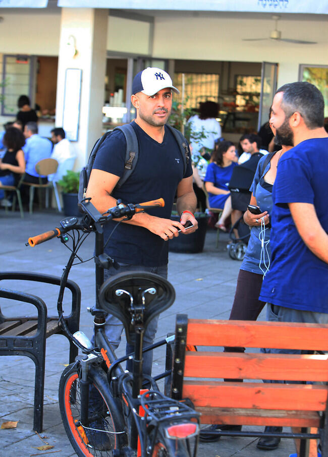 אה, קלטת אותנו? ניסינו להסתתר מאחורי עמוד