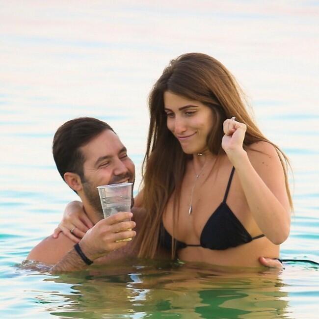 לא יכולים להפסיק להסתכל על הטבעת. זרמון והארוס גיא ביטון