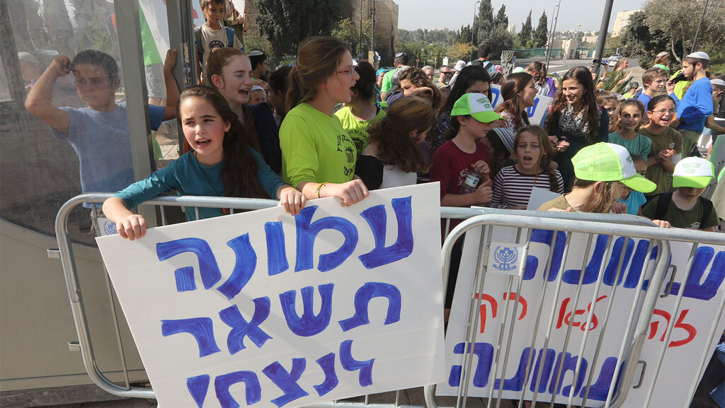 Settler youths in Jerusalem demonstrate in favor of a law to retroactively legalize unauthorized settlements 