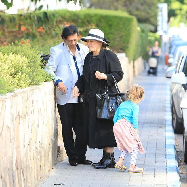 יאללה בוא נלך לעשות קניות בשוק, בא לי אבוקדו