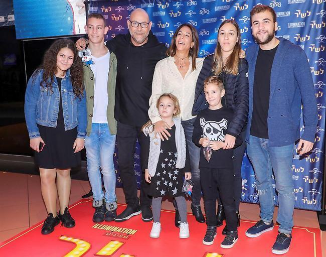 משפחה גדולה ומאושרת. צביקה הדר עם אשתו ליאת והילדים 