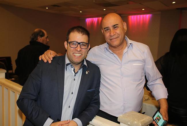 אבא דווקא נראה מבסוט. חזן עם אביו יחיאל
