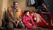 פואד אבו חאלד ומשפחתו במחנה הפליטים שתילא         
