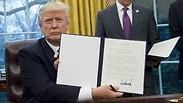 טראמפ חותם על הצו לביטול הסכם הסחר