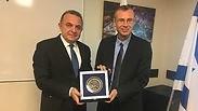 שר התיירות יריב לוין ושגריר טורקיה בישראל כמאל אוקם    