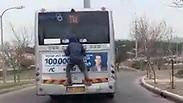 סכנת חיים. תיעוד של הנער תלוי על האוטובוס בבית שמש