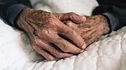 התעללות קשישים הזנחה סימנים בתי אבות קשיש קשישה בדידות בודד בודדה