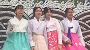 נערות קוריאניות בלבוש מסורתי      