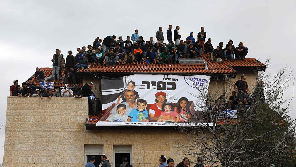 Settlers refuse to leave buildings on Palestinian land, after Supreme Court ruling in 2017