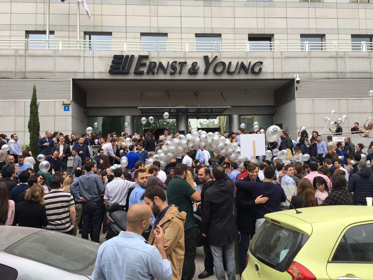 עובדי ארנסט אנד יאנג בהפגנה