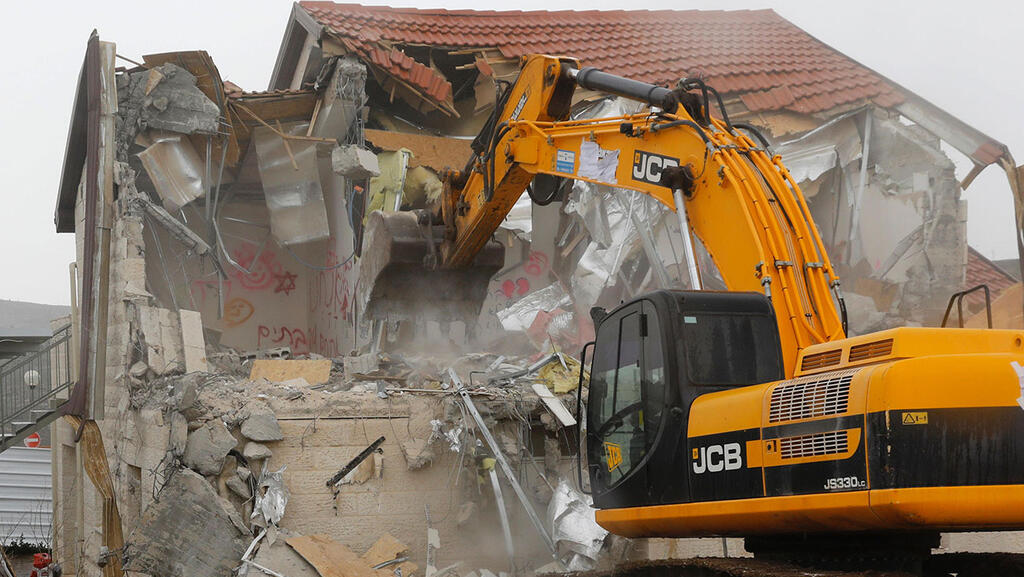 Demolishing a house in the West Bank 