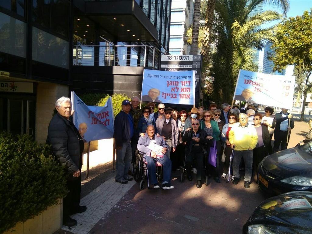 הקשישים בהפגנה