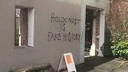 "השואה היא היסטוריה מזויפת". חזית בית הכנסת